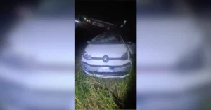 Veículo capotado às margens da rodovia após acidente na PR-444 em Arapongas.