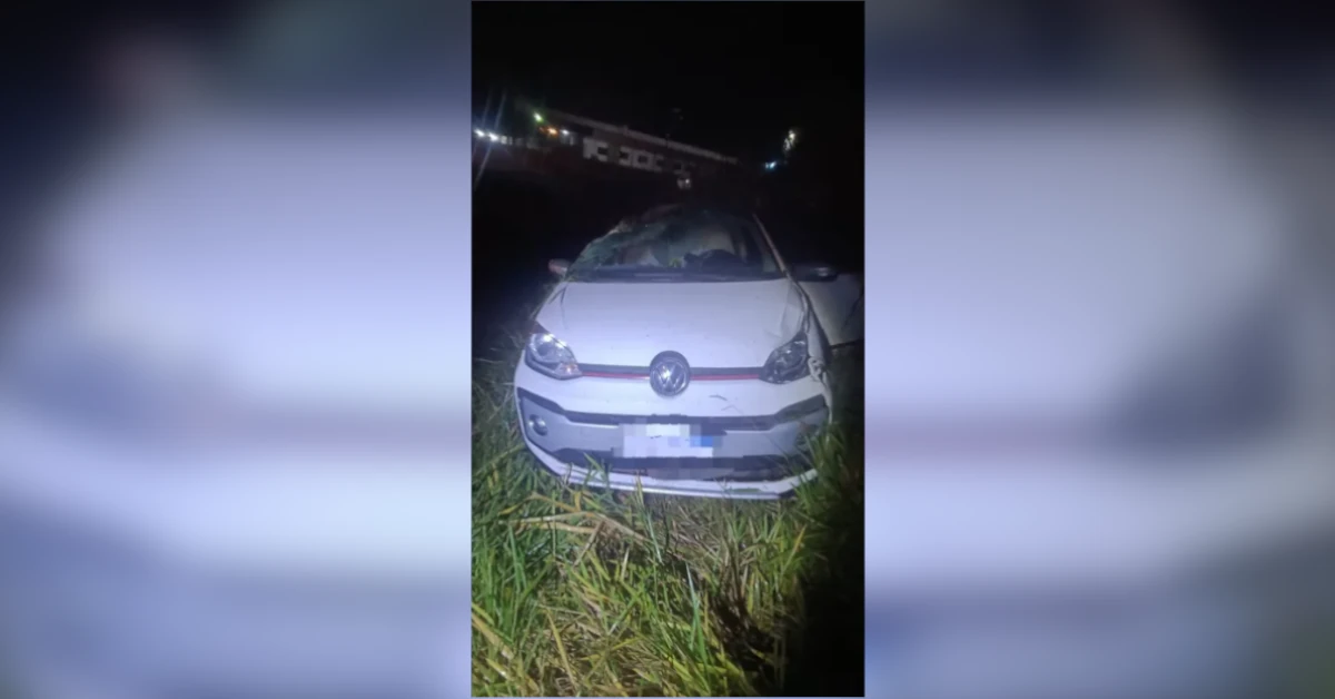 Veículo capotado às margens da rodovia após acidente na PR-444 em Arapongas.