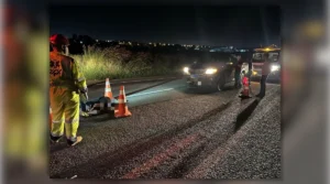 Viatura da Polícia Rodoviária Estadual estacionada na rodovia após acidente na PR-444 em Arapongas.