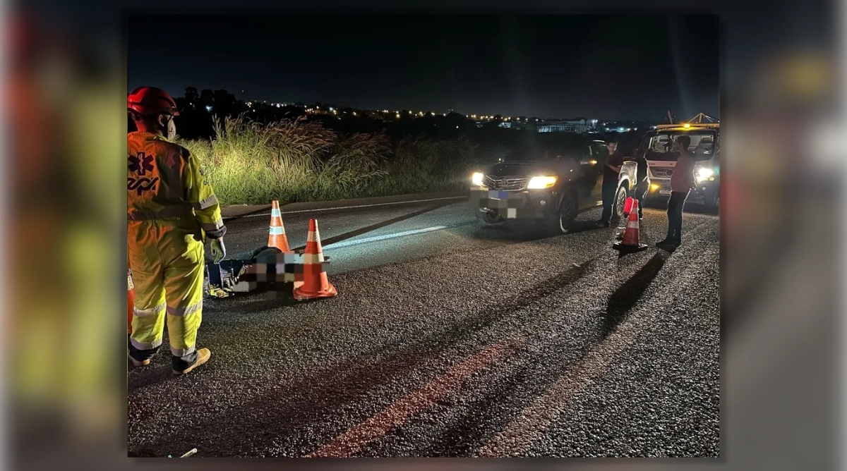 Viatura da Polícia Rodoviária Estadual estacionada na rodovia após acidente na PR-444 em Arapongas.