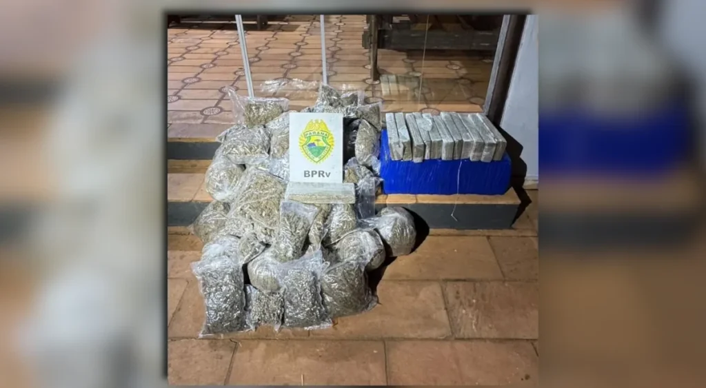 Apreensão de droga na PR-218 mostrando os tabletes de maconha confiscados pela PRE dispostos sobre o capô da viatura policial.