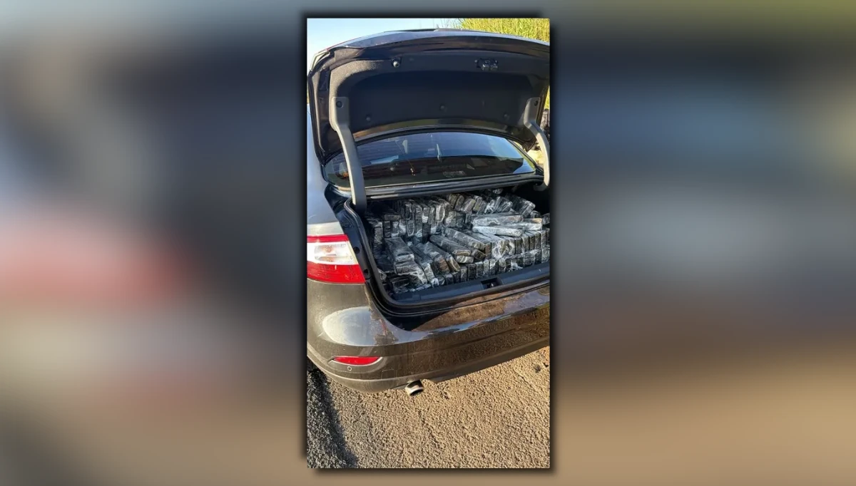 Apreensão de maconha em Arapongas mostrando os tabletes da droga confiscados pela PRE guardados no porta-malas do veículo na rodovia.