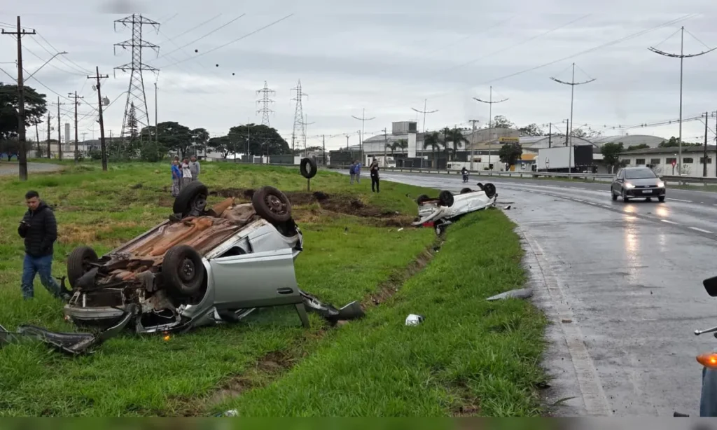 Veículos capotados no canteiro central da BR-369 em Apucarana após aquaplanagem.