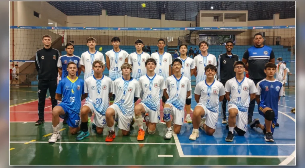 Fotografia colorida mostrando atletas de Arapongas comemorando uma vitória no futsal, vôlei ou basquete durante competições regionais no Paraná.