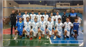 Fotografia colorida mostrando atletas de Arapongas comemorando uma vitória no futsal, vôlei ou basquete durante competições regionais no Paraná.