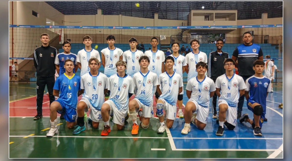 Fotografia colorida mostrando atletas de Arapongas comemorando uma vitória no futsal, vôlei ou basquete durante competições regionais no Paraná.
