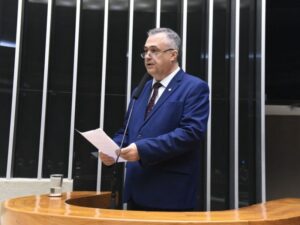 Deputado Beto Preto discursando na Câmara dos Deputados sobre a consolidação do Piso Nacional da Enfermagem.