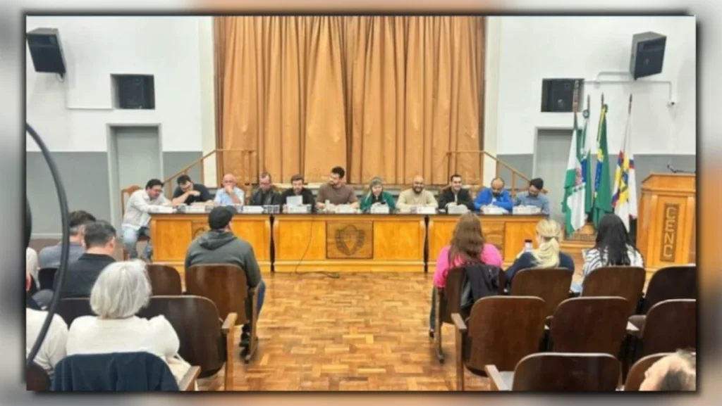 Mesa diretora e vereadores reunidos na Câmara de Apucarana durante votação unânime que arquivou o pedido de cassação de Lucas Leugi.
