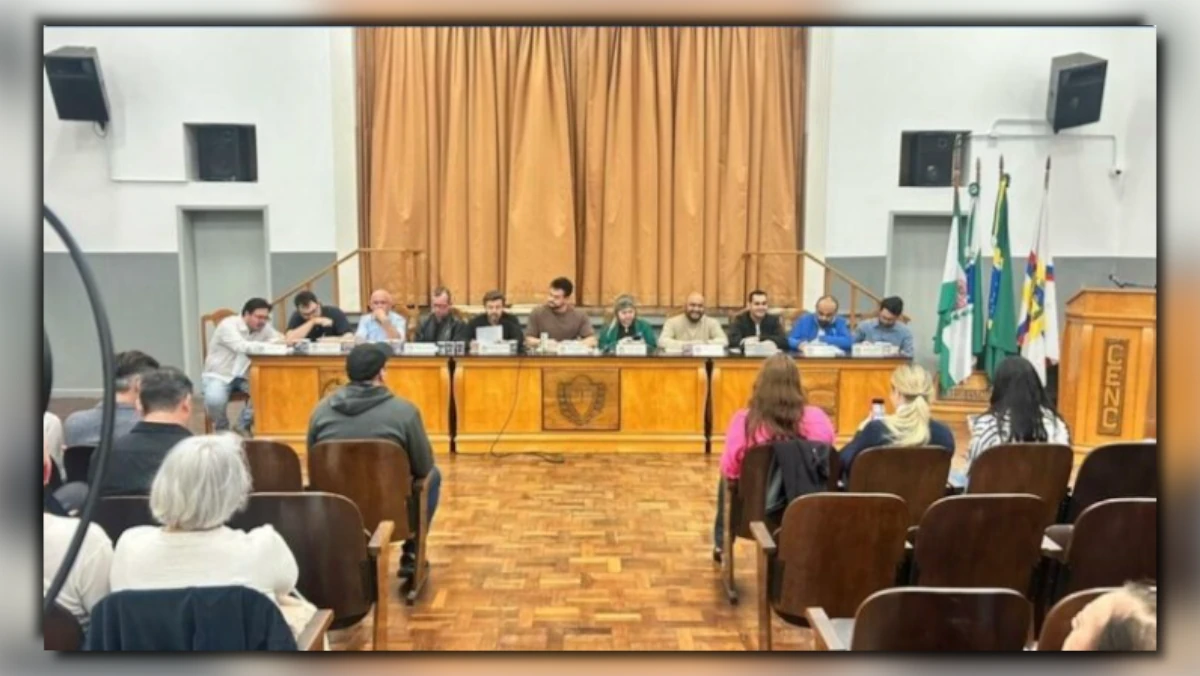 Mesa diretora e vereadores reunidos na Câmara de Apucarana durante votação unânime que arquivou o pedido de cassação de Lucas Leugi.