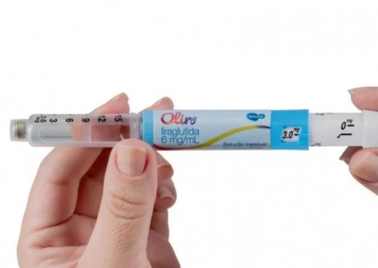 Caneta emagrecedora nacional Ozivy em uma mesa de consultório médico com fundo desfocado sob a luz do dia.