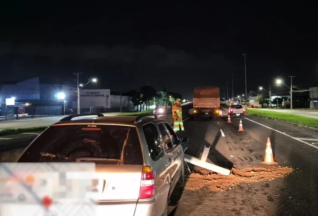 Carro de Arapongas envolvido em acidente com carreta na PR-445 em Cambé.