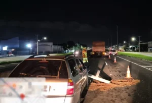 Carro de Arapongas envolvido em acidente com carreta na PR-445 em Cambé.