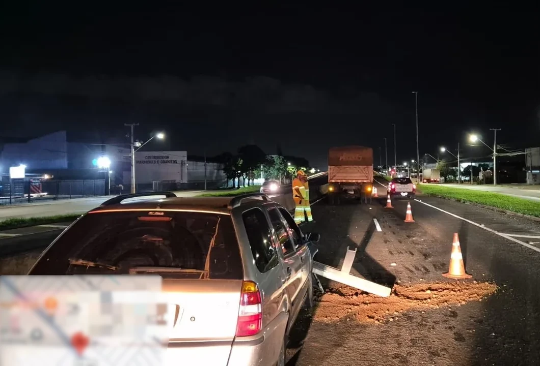 Carro de Arapongas envolvido em acidente com carreta na PR-445 em Cambé.