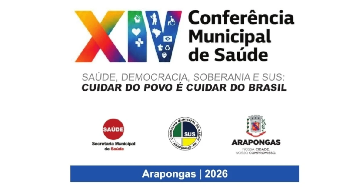 Conferência Municipal de Saúde de Arapongas com equipes de atendimento da prefeitura reunidas em frente à faixas informativas do SUS.