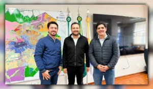 Prefeito de Apucarana Rodolfo Mota e secretário estadual do Trabalho Willian Porfírio em reunião sobre cursos gratuitos em Apucarana.