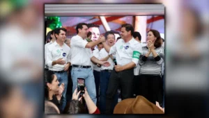 encontro regional do PSD Paraná mostrando o governador Ratinho Junior e o deputado Sandro Alex discursando para o público em Campo Mourão.