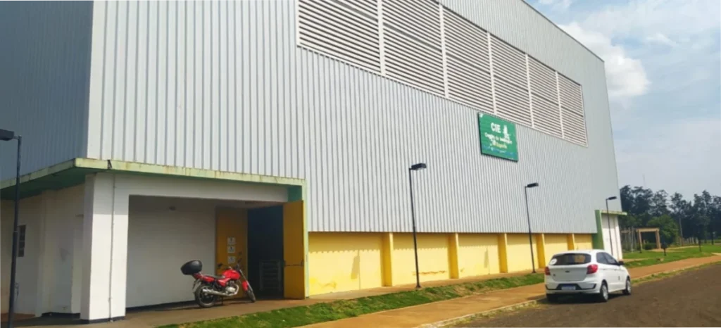 Montagem de fotos mostrando diferentes modalidades de esporte em Arapongas, como futebol, futsal e voleibol.