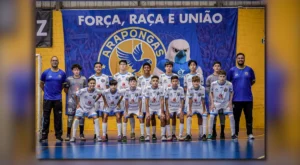 Eventos esportivos em Arapongas mostrando a fachada iluminada do Centro de Iniciação Esportiva Maurinho Cassitas sob a luz do dia.