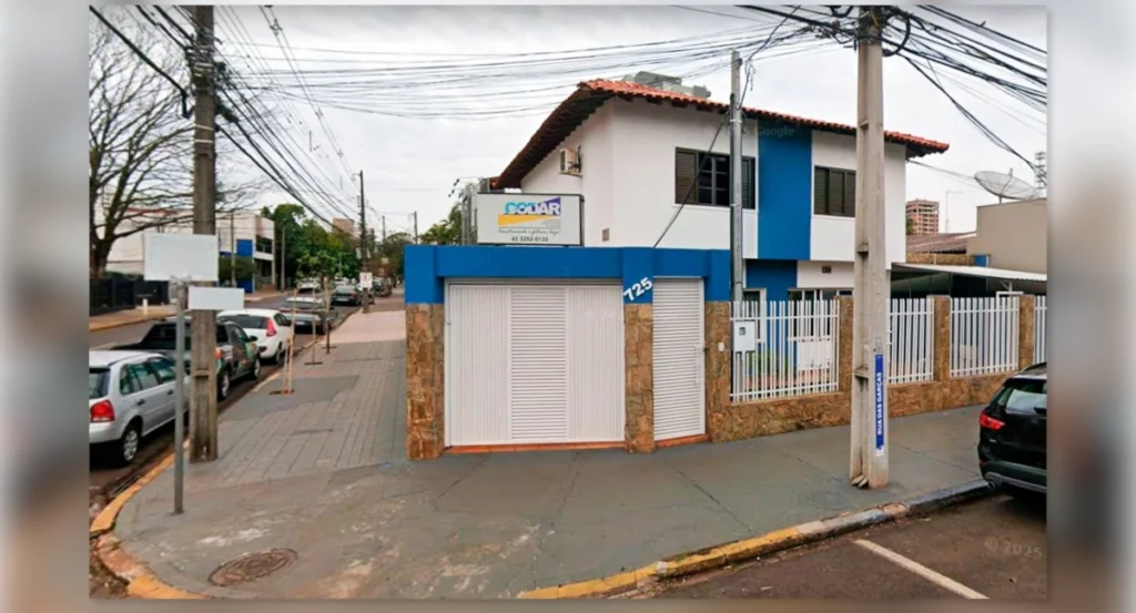 Fachada do prédio da Codar em Arapongas, com portão de entrada e identificação da Companhia de Desenvolvimento de Arapongas.