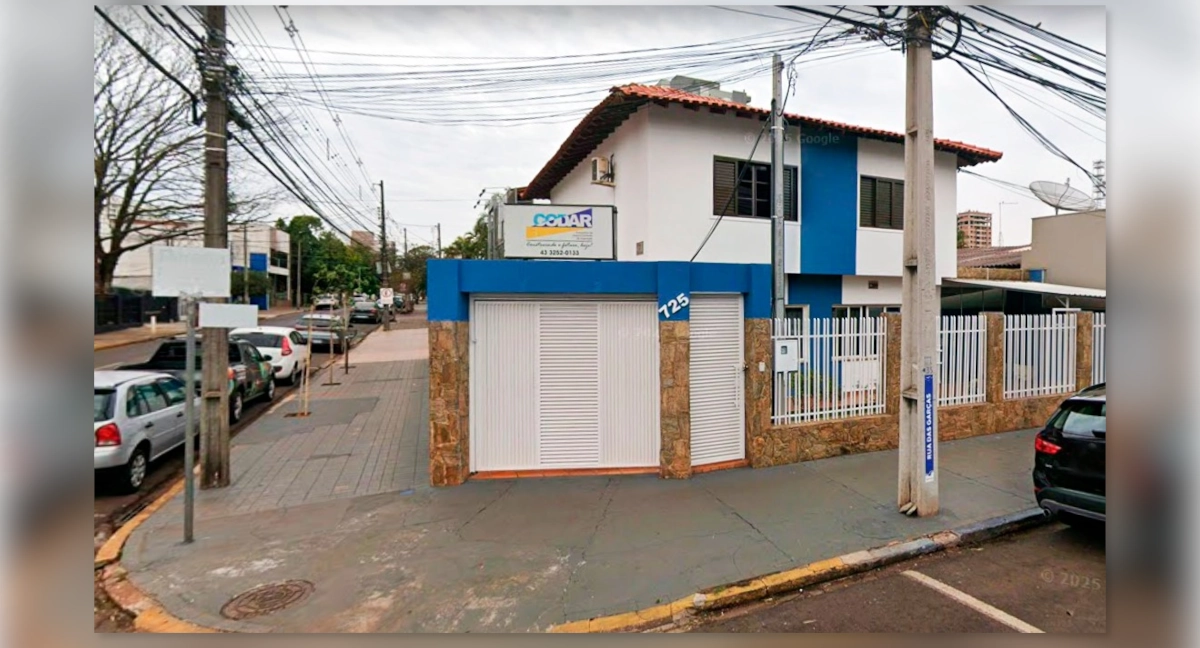 Fachada do prédio da Codar em Arapongas, com portão de entrada e identificação da Companhia de Desenvolvimento de Arapongas.