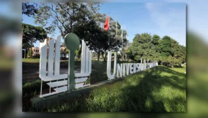 Fachada da Universidade Estadual de Londrina (UEL), instituição que oferece curso gratuito em Arapongas de Tecnologia em Gestão Pública EAD.