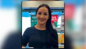 Feminicídio em Terra Roxa mostrando uma viatura da Polícia Civil do Paraná estacionada em frente à delegacia local sob a luz do dia.