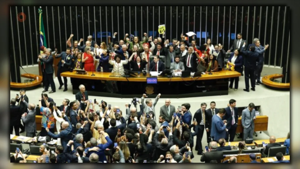 Fim da escala 6x1 em Arapongas mostrando deputados comemorando no plenário da Câmara após aprovação da PEC.