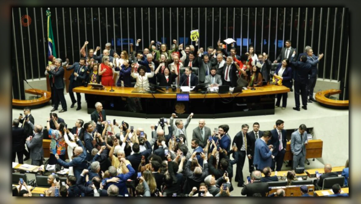Fim da escala 6x1 em Arapongas mostrando deputados comemorando no plenário da Câmara após aprovação da PEC.