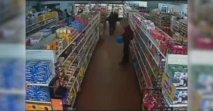 Câmeras de monitoramento flagram homem cometendo furto em supermercado de Arapongas escondendo chocolates nas roupas.