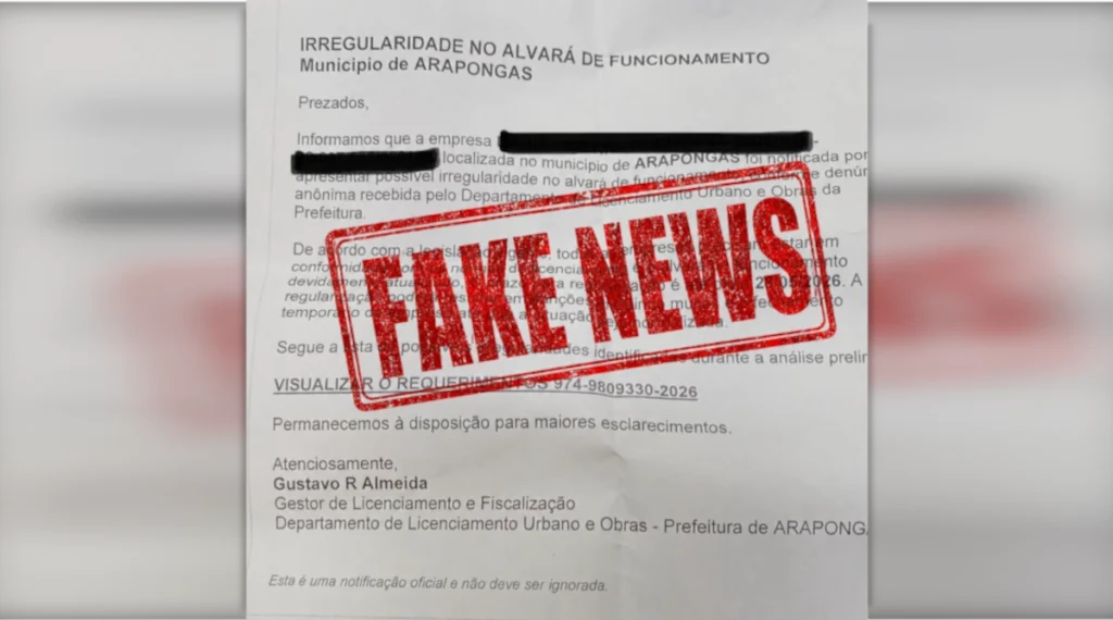Foto de uma falsa notificação impressa com o título "Irregularidade no Alvará de Funcionamento". O documento em papel branco possui marcas de rasura em dados confidenciais e exibe um grande carimbo vermelho centralizado com o texto "FAKE NEWS", alertando sobre o golpe do alvará falso.