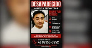 Morador de Arapongas desaparecido ilustrado por uma foto de arquivo de viatura policial com luzes acesas à noite na região norte do Paraná.