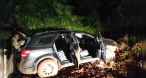 Viaturas da Polícia Militar e do Gaeco estacionadas durante operação contra piratas do asfalto no Paraná.