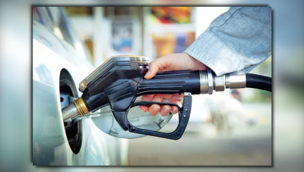 Preço da gasolina em Arapongas mostrando um motorista abastecendo o carro em um posto de combustível sob a luz do dia.