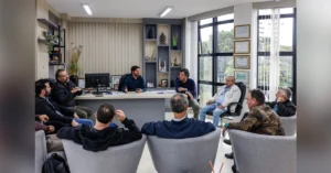 Prefeito Rafael Cita e secretários municipais reunidos em gabinete definindo força-tarefa para recuperação asfáltica em Arapongas.