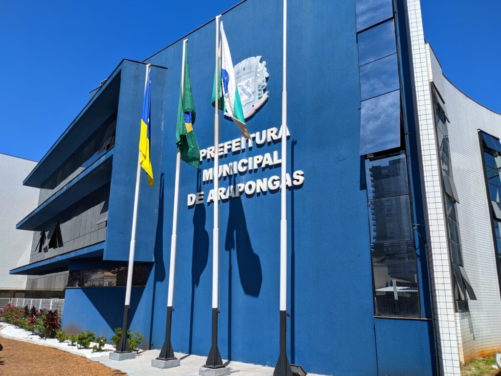 Fachada do Paço Municipal detalhando o novo horário da Prefeitura de Arapongas para atendimento ao público.