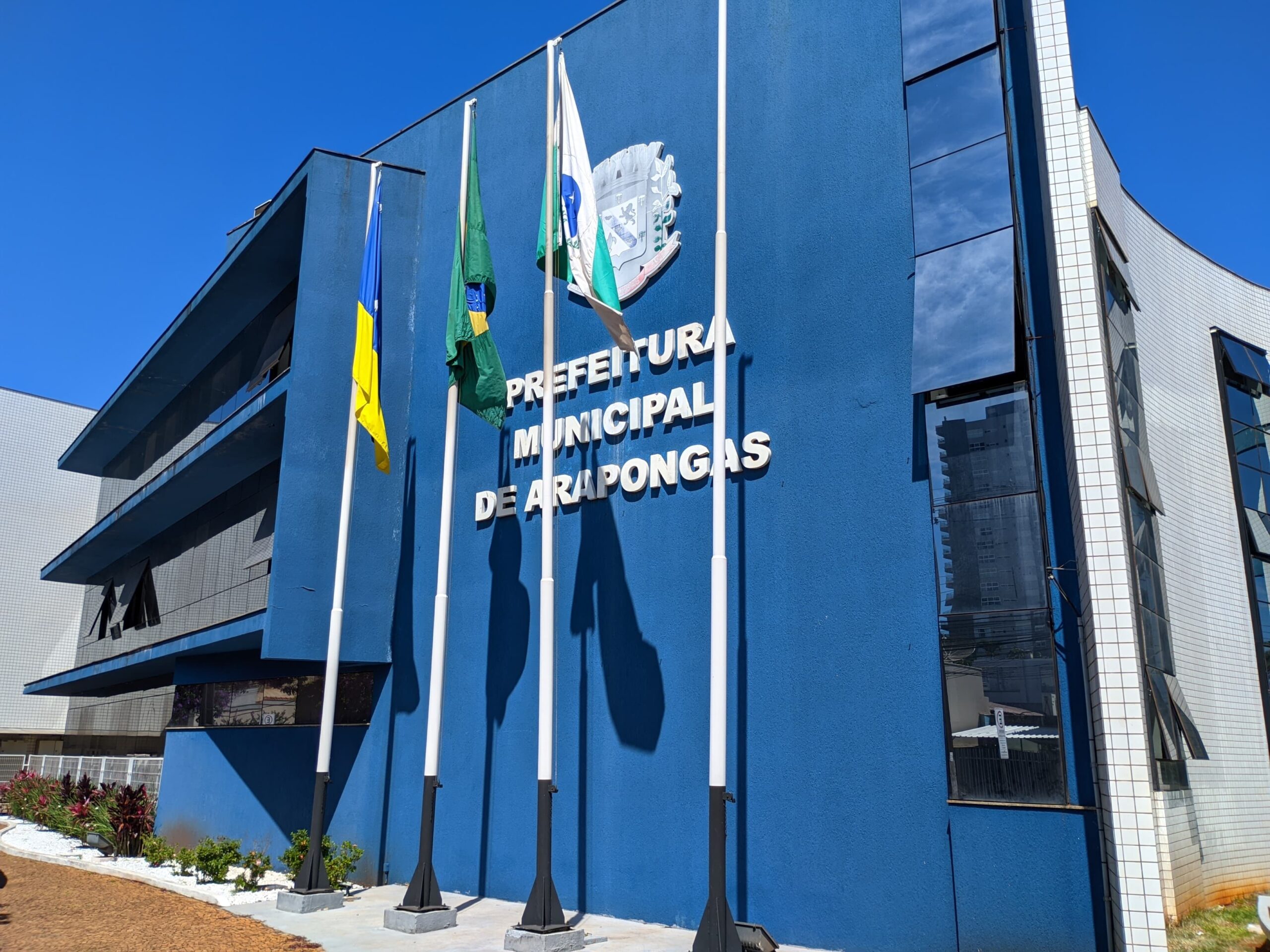 Fachada do Paço Municipal detalhando o novo horário da Prefeitura de Arapongas para atendimento ao público.