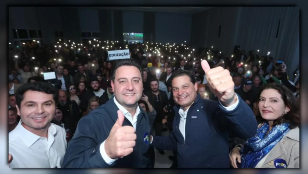 PSD Paraná em Almirante Tamandaré mostrando o deputado Sandro Alex e o governador Ratinho Junior no palco do evento partidário regional.