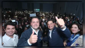 PSD Paraná em Almirante Tamandaré mostrando o deputado Sandro Alex e o governador Ratinho Junior no palco do evento partidário regional.