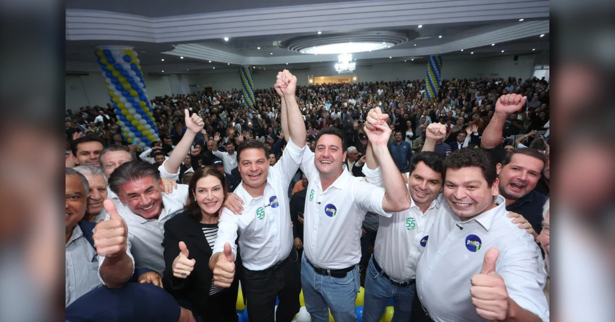 PSD Paraná em Cascavel com o governador Ratinho Junior discursando no palco para o público de lideranças políticas do Oeste.