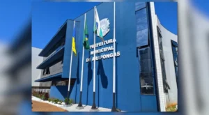 Inscrições para o PSS Arapongas 2026 com o prédio da Prefeitura Municipal ao fundo.