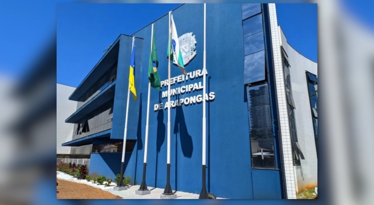 Inscrições para o PSS Arapongas 2026 com o prédio da Prefeitura Municipal ao fundo.