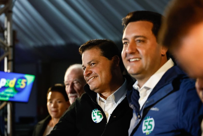Sandro Alex Governo discursa durante evento do PSD em Colombo ao lado do governador Ratinho Junior e apoiadores.