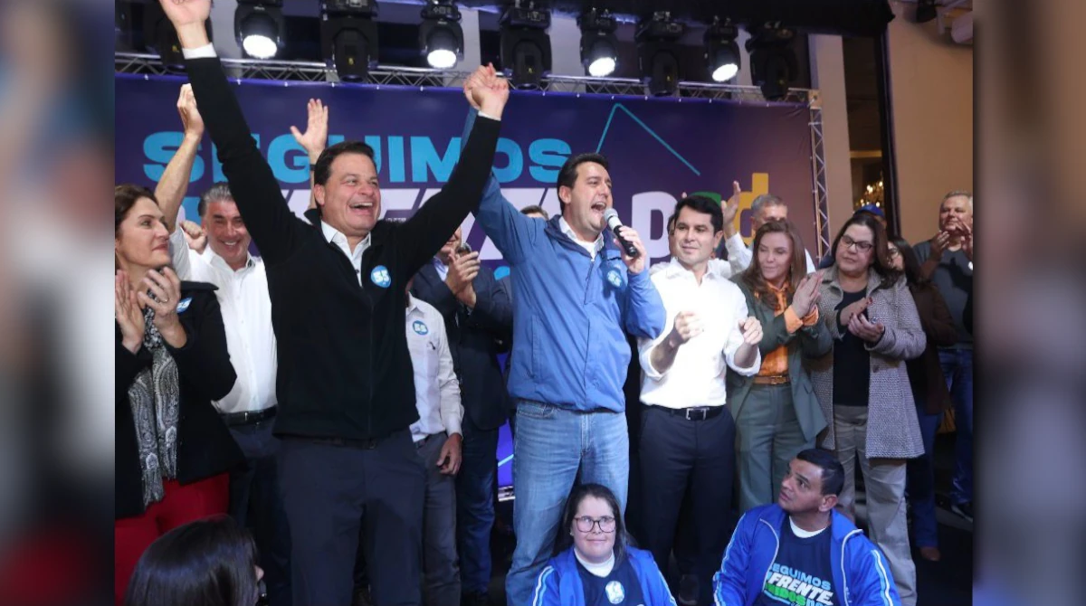 Sandro Alex no Governo do Paraná discursa em evento político do PSD em Piraquara ao lado de apoiadores.