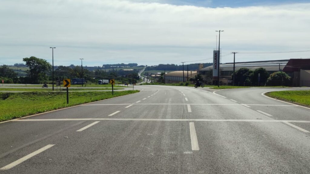 Trecho da rodovia PR-444 em Arapongas onde a concessionária EPR instalará monitores de velocidade para garantir a segurança viária.