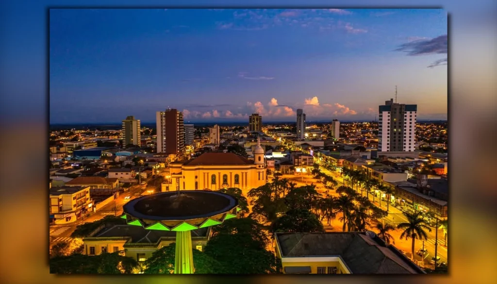 taxa de homicídios em Arapongas ilustrada por uma vista aérea da cidade, mostrando o planejamento urbano, prédios centrais e áreas verdes ao redor sob a luz do dia.