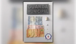 Viatura da Guarda Municipal estacionada durante ocorrência de tráfico de drogas em Arapongas.