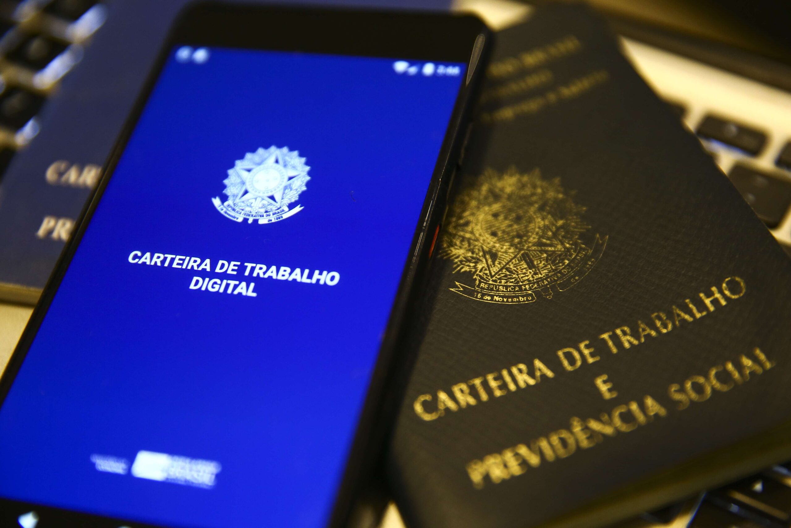 Fachada da Agência do Trabalhador com anúncio de novas vagas de emprego em Arapongas.