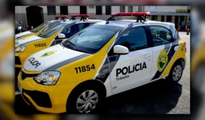 Viatura da Polícia Militar em Arapongas estacionada em frente à Casa de Custódia durante cumprimento de mandado de prisão por tráfico de drogas.