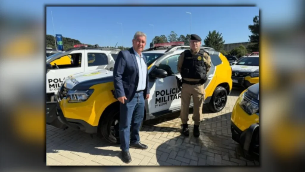 Viaturas para a PM de Arapongas entregues oficialmente, mostrando o deputado Pedro Paulo Bazana e o major Alesandro Luis Wolski em frente aos novos veículos Renault Duster caracterizados da Polícia Militar.