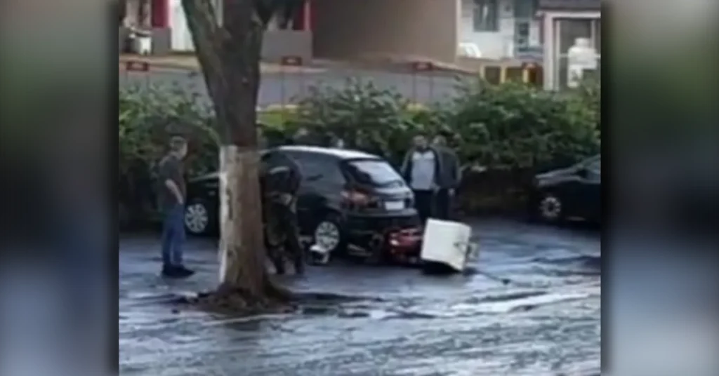 Atendimento do Siate a motociclista após acidente na Avenida Governador em Apucarana.